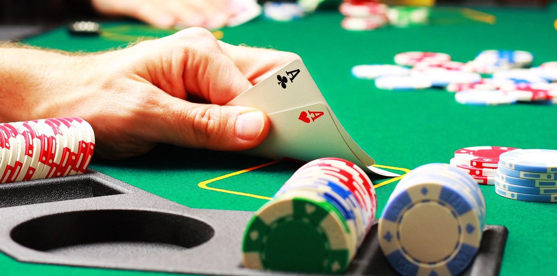 Poker - chơi bài không chỉ giải trí mà còn giúp kiếm về khoản tiền thưởng không nhỏ