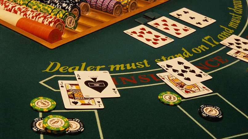 Áp dụng cách chơi blackjack đơn giản trong từng ván cược để tăng xác suất chiến thắng